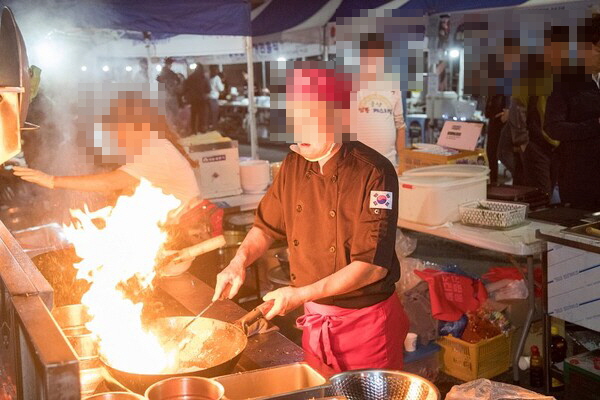 군산 짬뽕 페스티벌에서 한 요리사가 짬뽕 요리를 선보이고 있다/사진=군산시